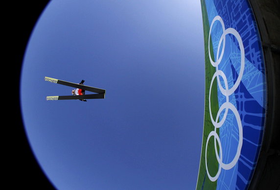 2010-02-19T193345Z_01_OLYSN149_RTRIDSP_3_OLYMPICS-SKI-JUMPING.jpg