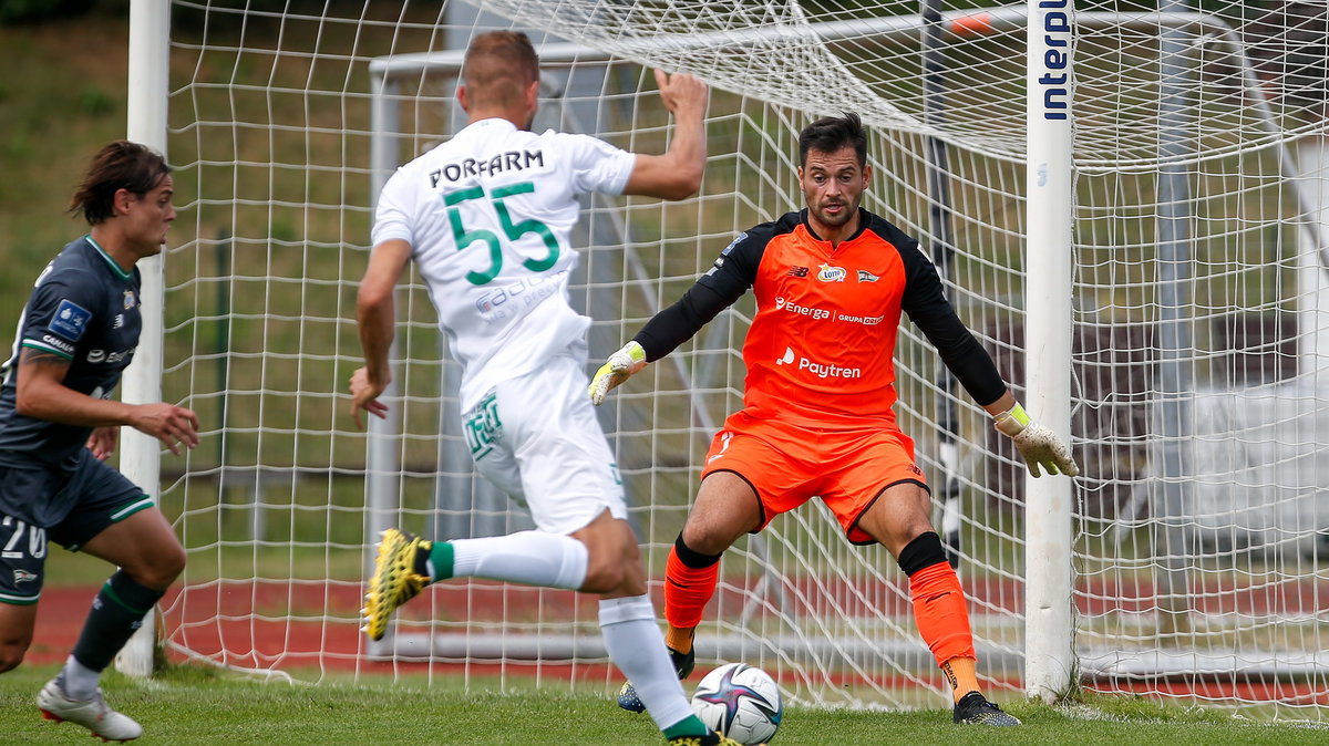 Goncalo Silva (Radomiak Radom) oraz Conrado i Zlatan Alomerović (Lechia Gdańsk)