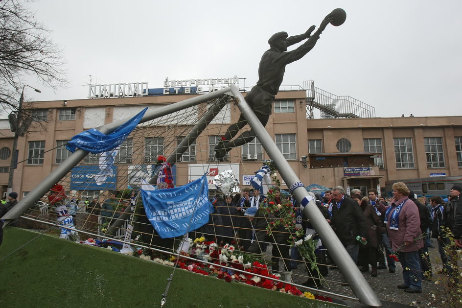 Lew Jaszyn to jedyny w dziejach bramkarz uhonorowany Złotą Piłką. Rodacy pamiętają o nim. Historyk Jurij Koszeł pokazał nam pomnik słynnego piłkarza koło stadionu Dinama. Na domu w którym mieszkał Jaszyn, przy Czapajewskim Pierieułoku, jest pamiątkowa tablica i (zawsze) świeże kwiaty.