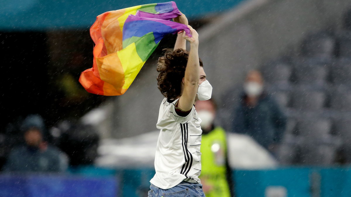 Kibic z flagą LGBT podczas Euro 2020