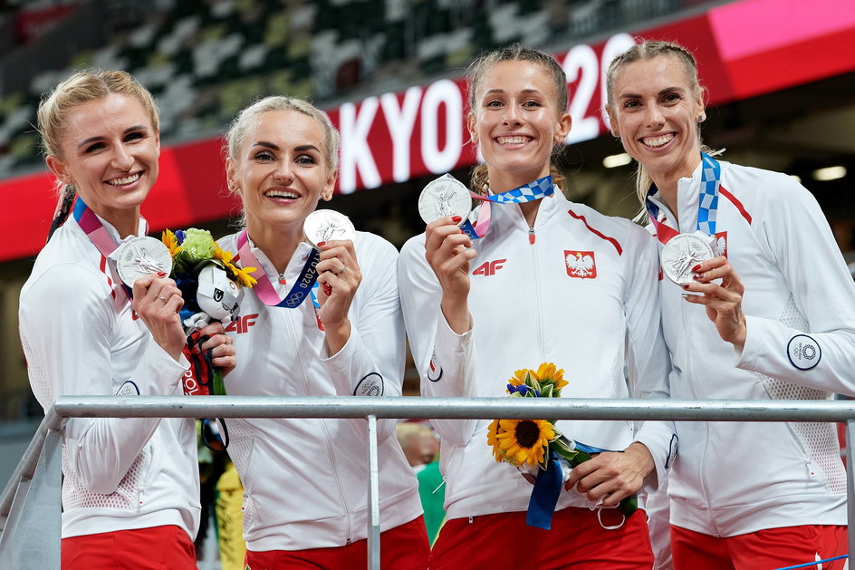 Od lewej: Małgorzata Hołub-Kowalik, Justyna Święty-Ersetic, Natalia Kaczmarek i Iga Baumgart-Witan, czyli wicemistrzynie olimpijskie z Tokio w sztafecie 4x400 m.