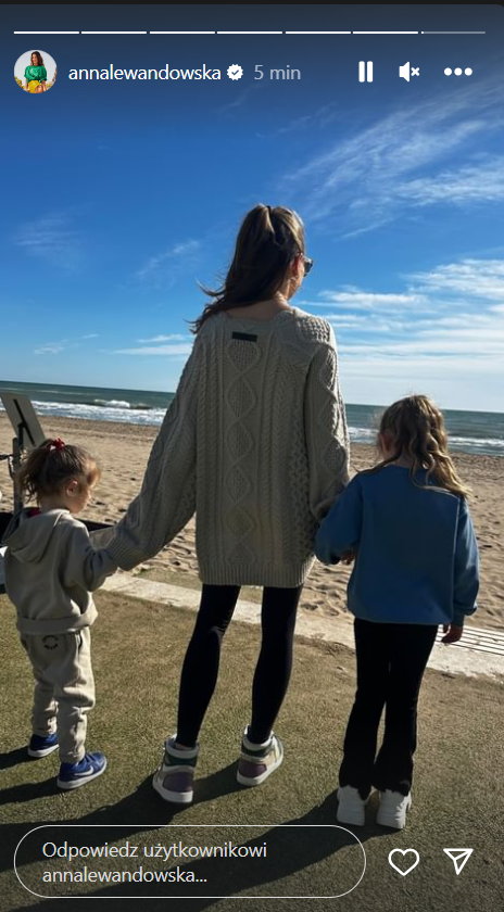 Anna Lewandowska z córkami na plaży