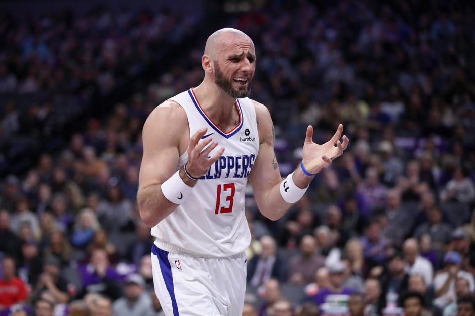 Marcin Gortat przez lata spędzone w NBA poznał zarówno blaski, jak i cienie związane z grą w tej lidze. Będąc już całkiem blisko zakończenia kariery, cieszy się, że... koszykarzom nie grożą takie „choroby zawodowe”, jak graczom NFL.