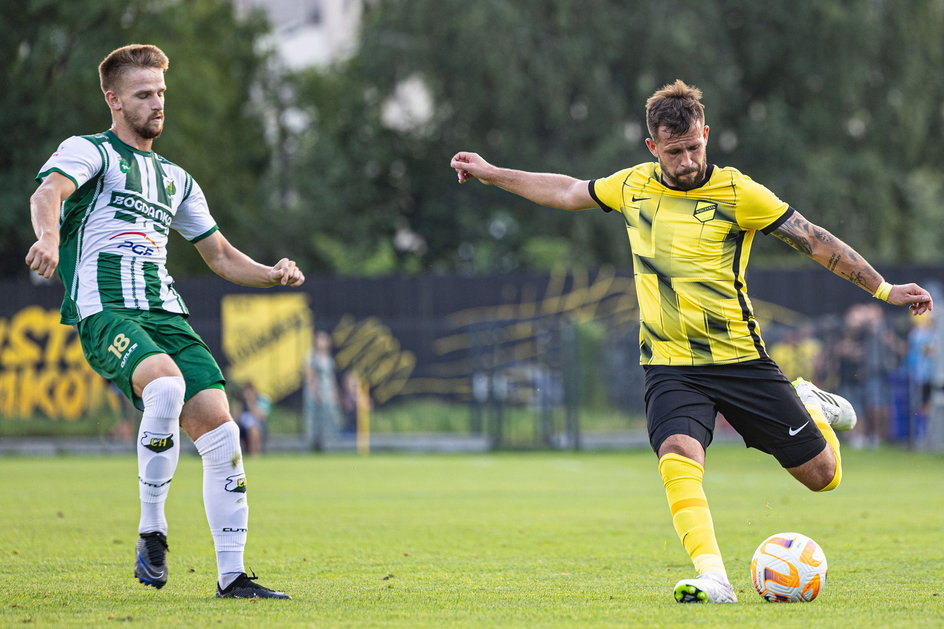 Rafał Pietrzak (z prawej) w meczu z Chełmianką Chełm (23.08.2023 r.).