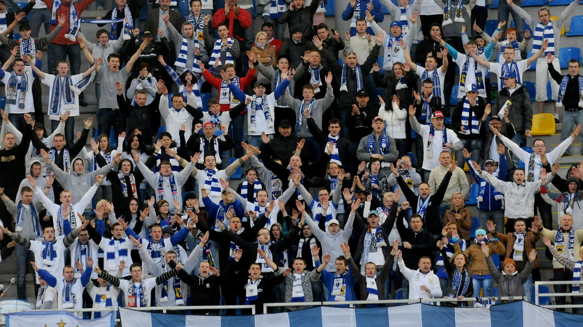 Kibice na stadionie żużlowym w Lesznie