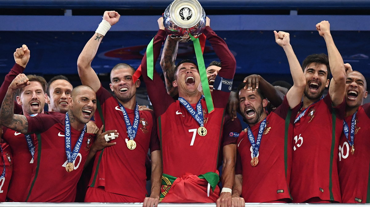 Portugalczycy po raz pierwszy w historii triumfowali w wielkim turnieju. Cristiano Ronaldo w wieku 31 lat wreszcie mógł wznieść puchar za zwycięstwo z reprezentacją