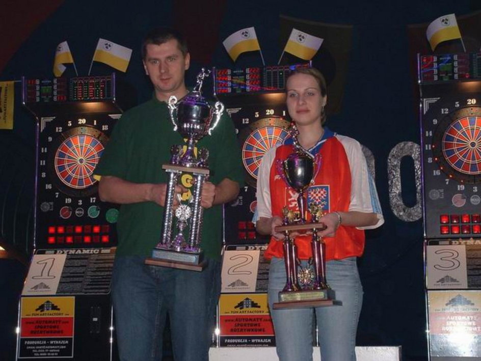 Krzysztof Ratajski zaczynał od udziału w turniejach ogólnopolskich z cyklu Polish Dart Cup. Tutaj z pucharem za zwycięstwo zmagań w Kędzierzynie-Koźlu, w listopadzie 2003 roku.