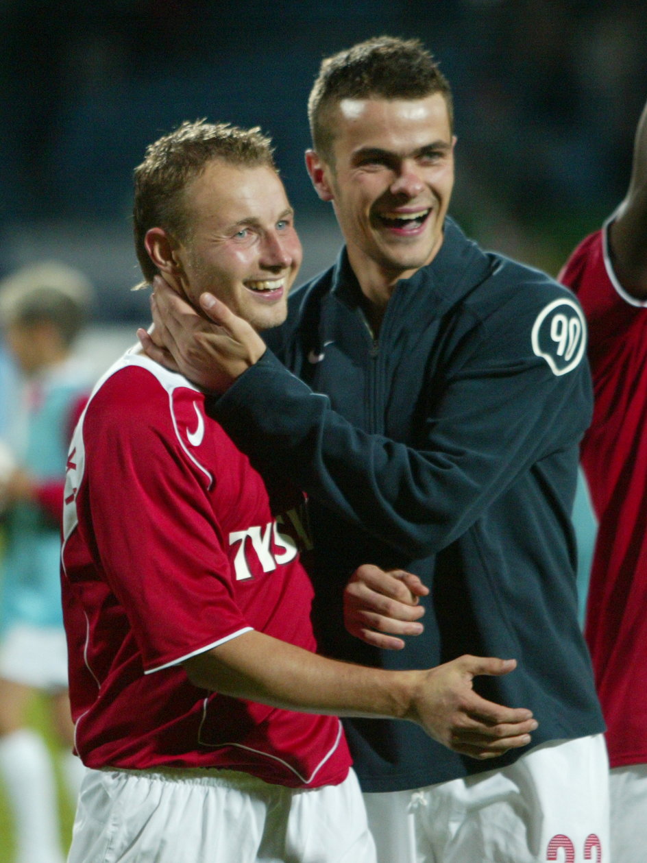 2005 rok. Tomasz Frankowski i Paweł Brożek z czasów wspólnej gry w Wiśle Kraków. W meczu III rundy eliminacji Ligi Mistrzów z Panathinaikósem Ateny obaj strzelili po golu.