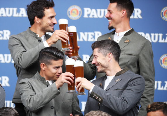  James Rodriguez i Robert Lewandowski. U góry Mats Hummels i Sandro Wagner