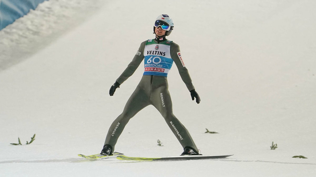 Kamil Stoch przeciętnie zaczął turniej. W środę musi skakać znacznie lepiej, żeby mieć szanse na wysokie miejsce w całej imprezie.