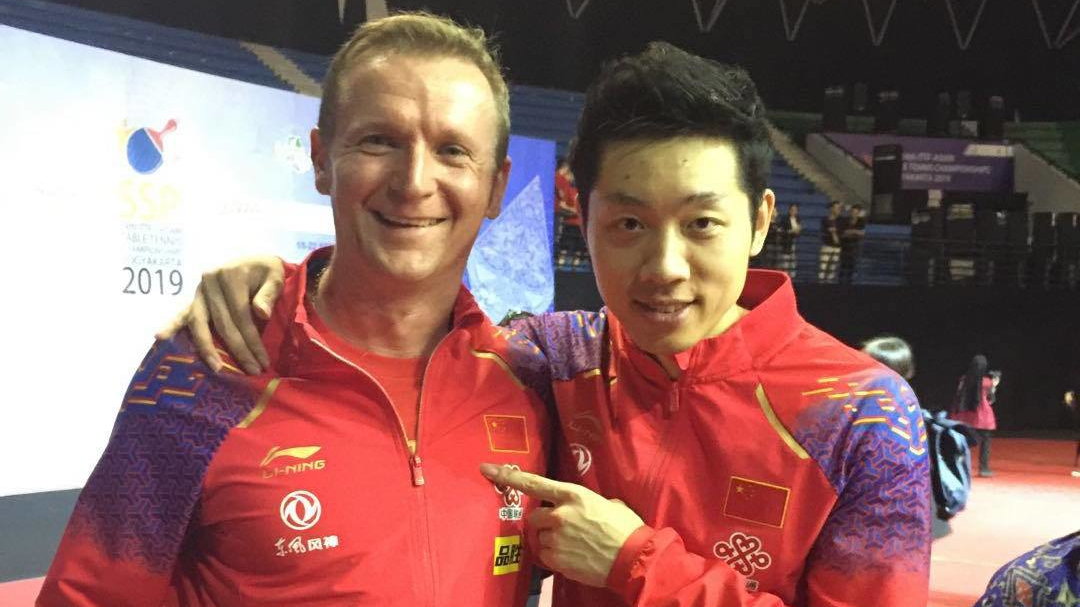 Rafał Hejna i Xu Xin, drużynowy mistrz olimpijski z Rio de Janeiro. 