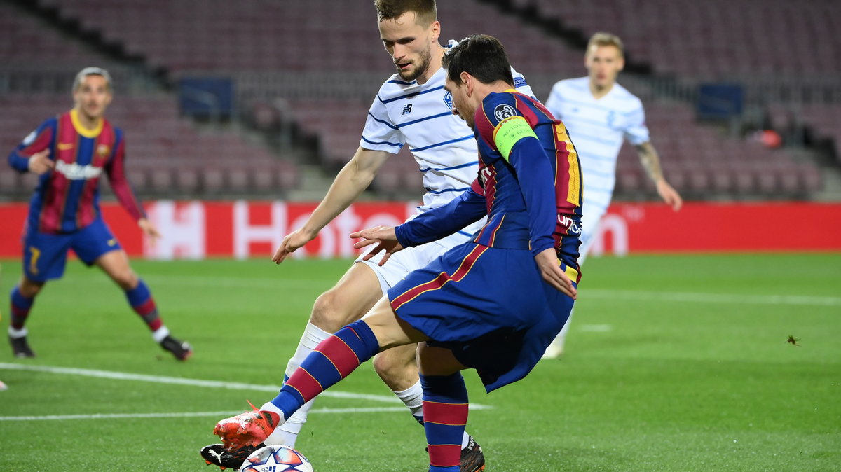 Tomasz Kędziora (Dynamo Kijów) i Leo Messi (FC Barcelona)