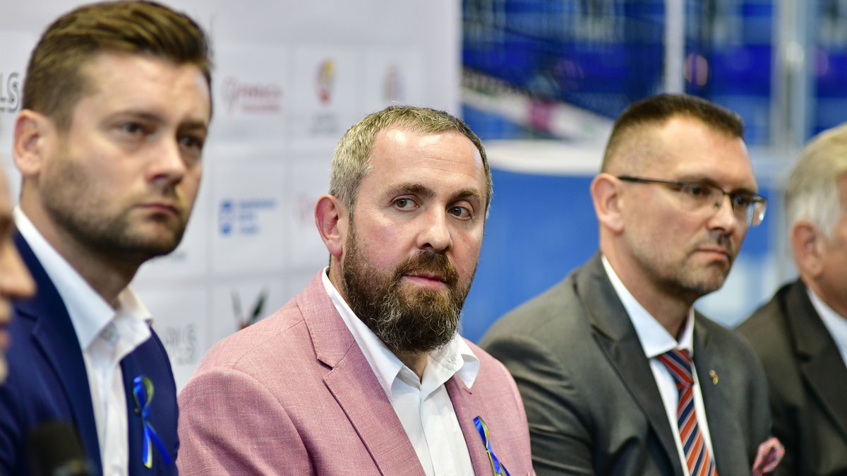 Prezes Ołeg Baran (w środku) podczas konferencji dotyczącej gry Barkomu-Każany Lwów w PlusLidze