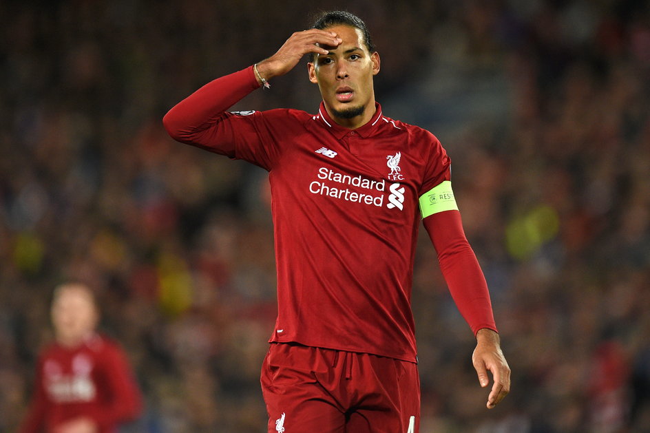 Virgil Van Dijk w niecały rok stał się ostoją Liverpoolu i nieraz zakładał już opaskę kapitana