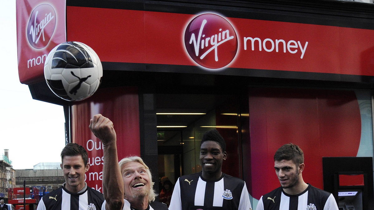 Piłkarze Newcastle United i Richard Branson (2L)