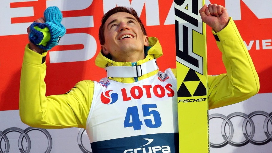 Kamil Stoch cieszy się z wygranej w Zakopanem, fot. Grzegorz Momot / PAP