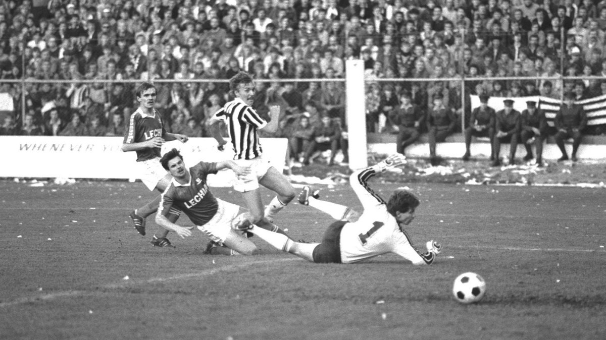 Zbigniew Boniek (koszulka w pasy) zdobywający trzecią bramkę dla Juventusu, jak się okazało na miarę wygranej. W bramce Lechii Tadeusz Fajfer. 