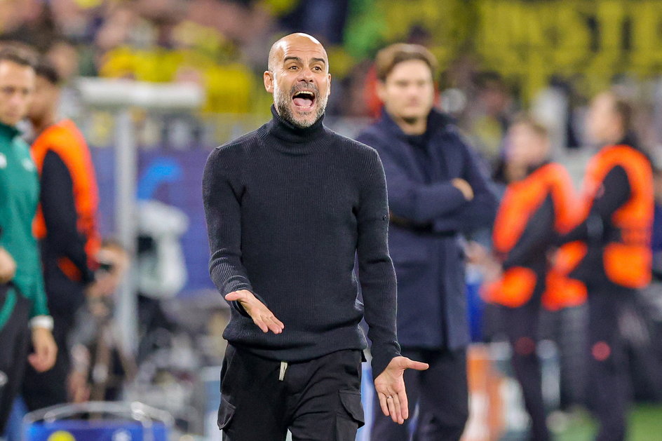 Pep Guardiola przekazuje uwagi swoim zawodnikom