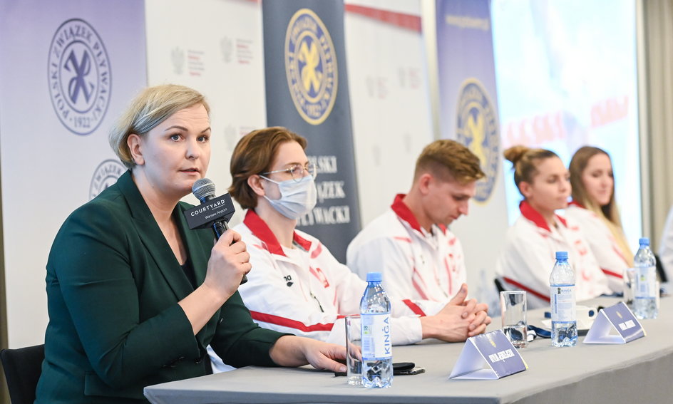 Otylia Jędrzejczak podczas konferencji prasowej po przylocie pływaków z ME.