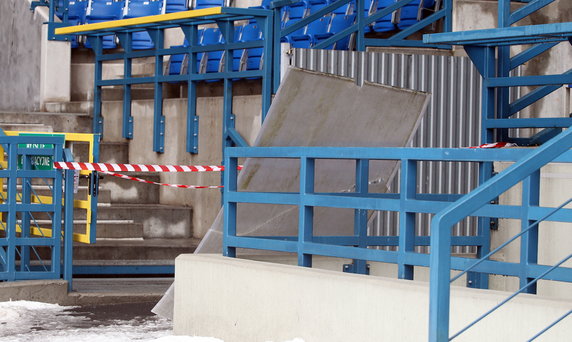 Uszkodzony dach na stadionie Wisły Kraków