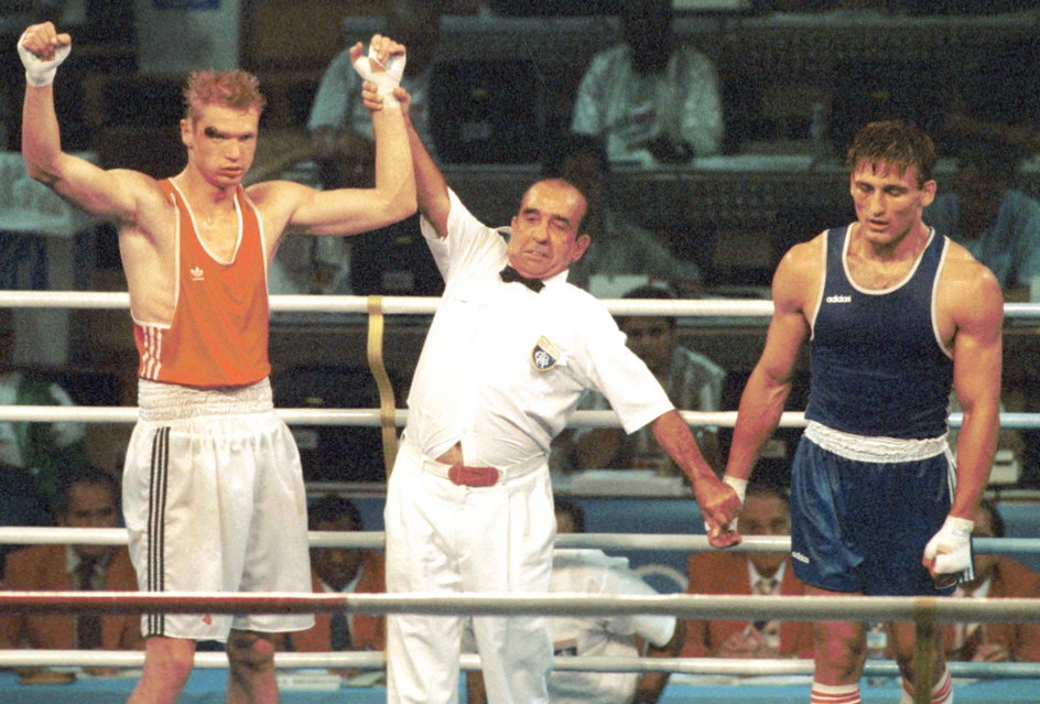 Sędzia ogłasza werdykt pojedynku Torsten May - Wojciech Bartnik w półfinale IO 1992