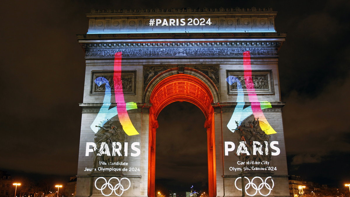 Logo igrzysk olimpijskich w Paryżu na łuku triumfalnym