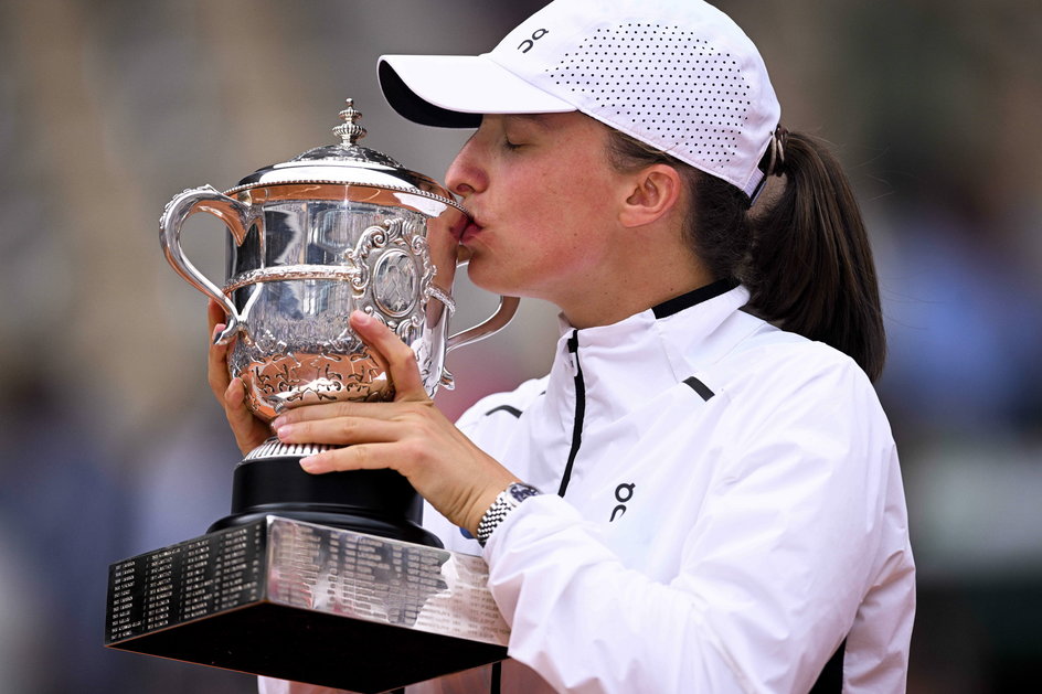 Iga Świątek z trofeum za wygranie Roland Garros