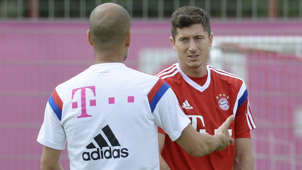 Josep Guardiola (z lewej) i Robert Lewandowski