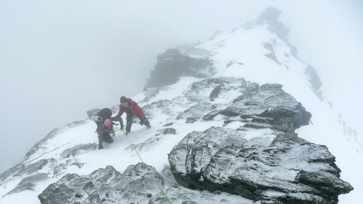 Austriacki ratownik pomaga zejść polskiemu alpiniście na Grossglockner