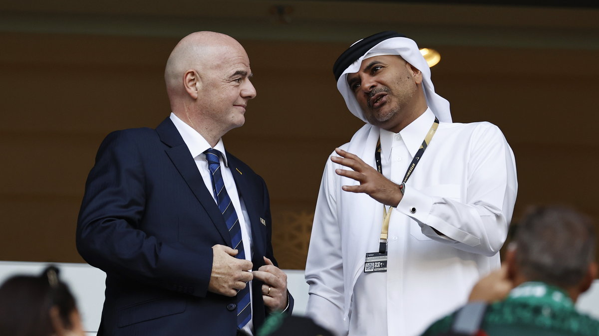 Gianni Infantino (po lewej) w czasie meczu Arabii Saudyjskiej