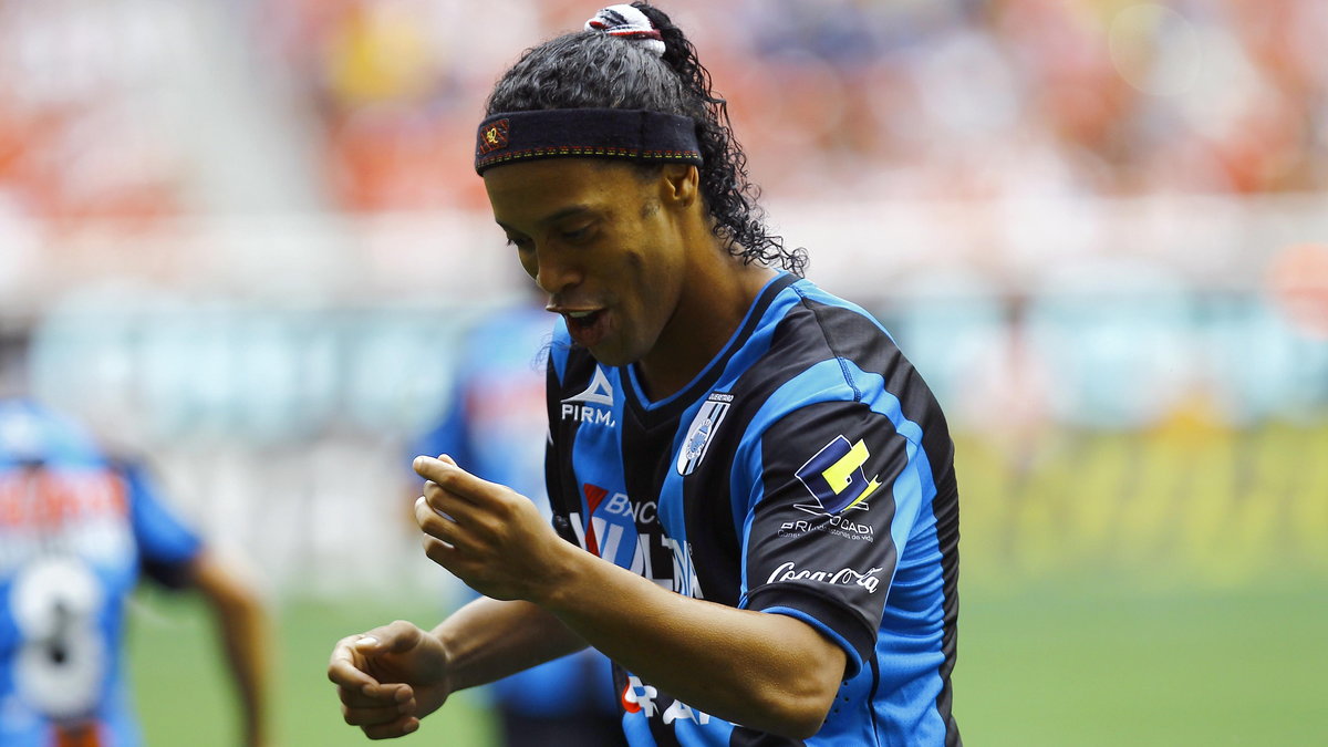 Genialne zagranie piętą Ronaldinho w meczu Queretaro FC - Veracruz. WIDEO