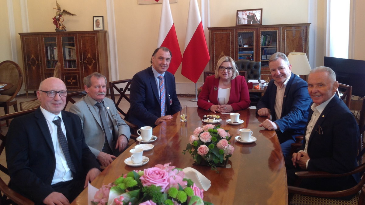 Grupa polskich zapaśników u minister Beaty Kempy, Aleksander Cichoń trzeci od lewej