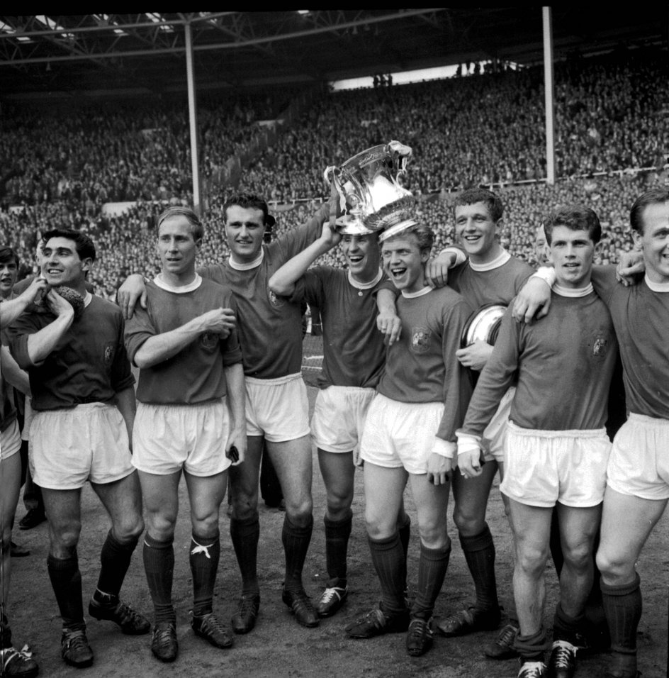 Piłkarze Manchesteru United po zwycięstwie w Pucharze Anglii w 1963 roku