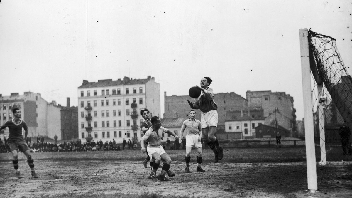 Lata dwudzieste. Na starym stadionie na Powązkach mecz piłkarski kombinowanego składu Skry i Gwiazdy przeciwko Floridsdorfer AC Wiedeń 