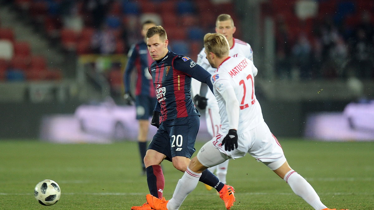 Tomasz Hołota w walce o piłkę w meczu z Górnikiem Zabrze (0:0)