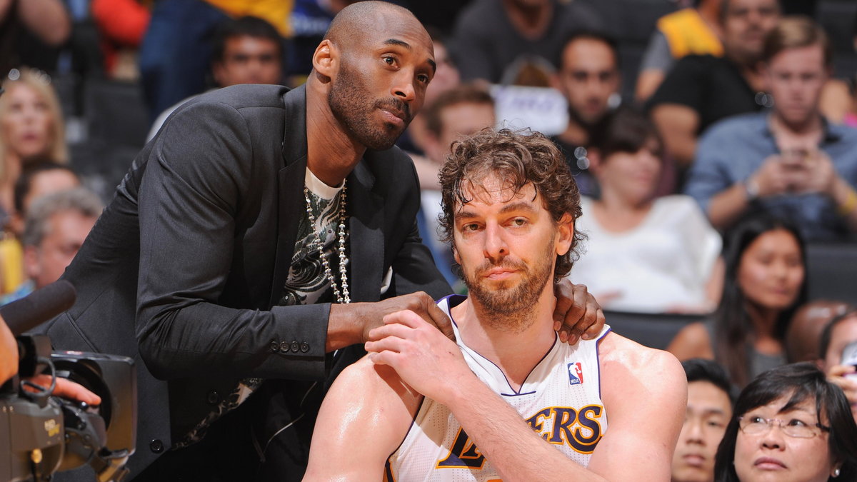 Pau Gasol pocieszany przez Kobe Bryanta