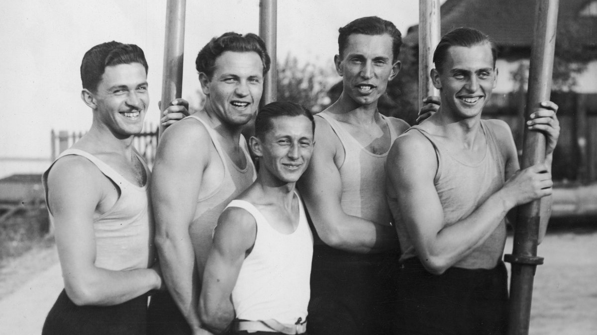 Brązowi medaliści olimpijscy. Od lewej: Edward Kobyliński, Stanisław Urban, sternik Jerzy Skolimowski, Janusz Ślązak i Jerzy Braun