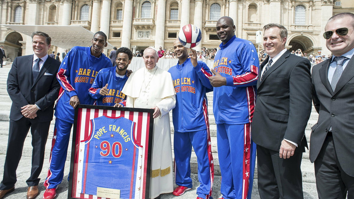 Papież Franciszek z drużyną Harlem Globetrotters