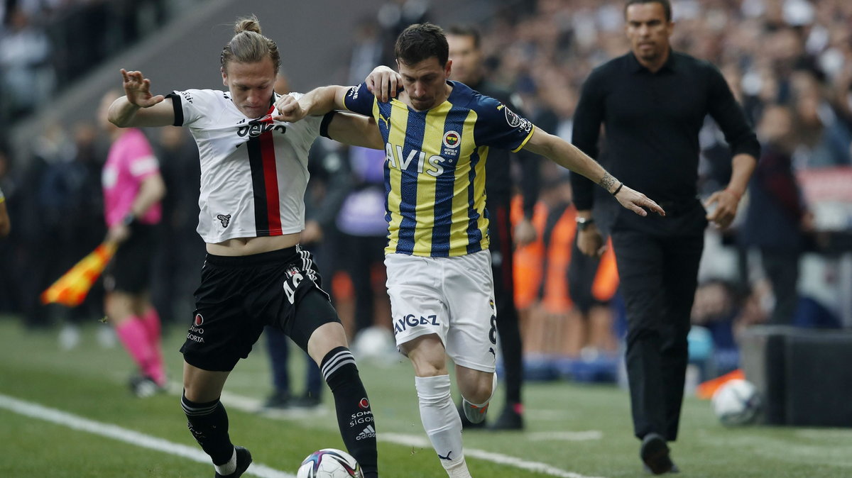 Serdar Saatci (Besiktas Stambuł) i Mert Hakan Yandas (Fenerbahce Stambuł)