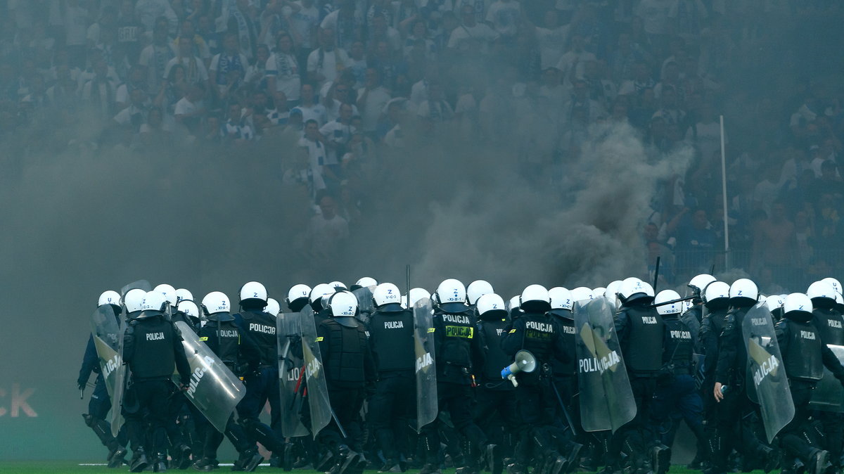 18520348 - PIŁKA NOŻNA EKSTRAKLASA LECH POZNAŃ LEGIA WARSZAWA (Interwencja policji)