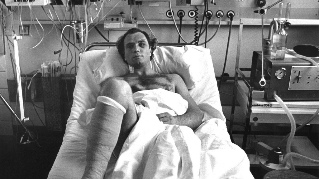 Uli Hoeness na łóżku szpitalnym podczas pobytu w szpitalu po katastrofie lotniczej (20.02.1982)
