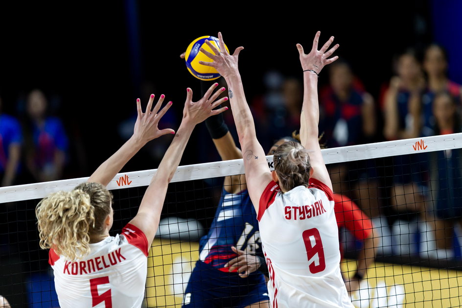 Agnieszka Korneluk i Magdalena Stysiak w bloku podczas meczu reprezentacji Polski