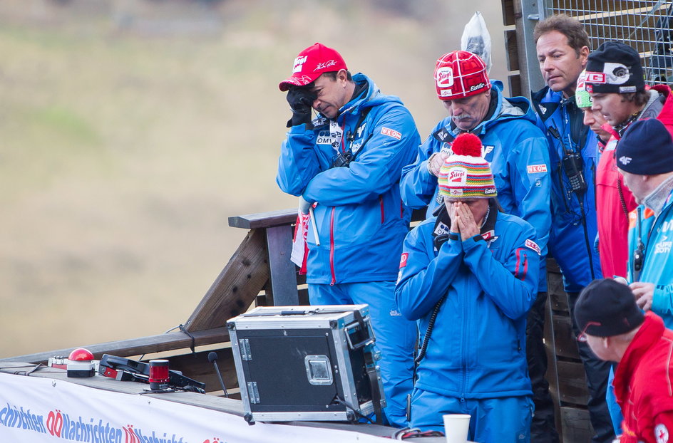 Austriacki trener Alexander Pointner i jego sztab patrzący na wypadek Morgensterna na skoczni Kulm