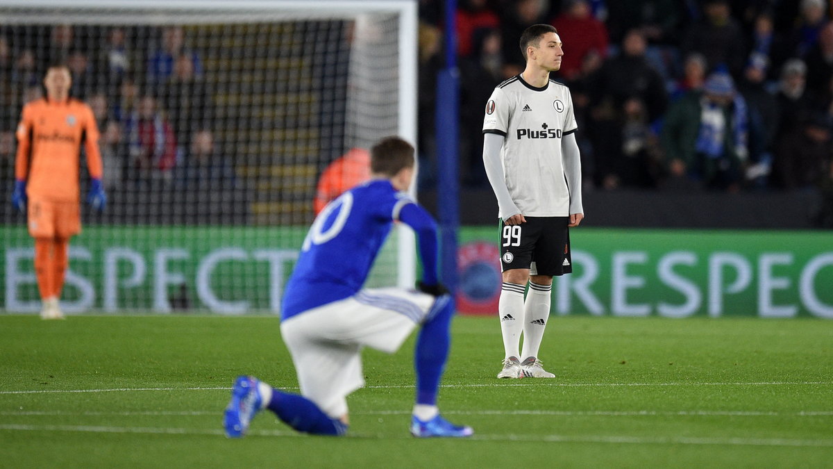 Klęczący James Maddison (bliżej) i stojący Bartosz Slisz (w oddali)