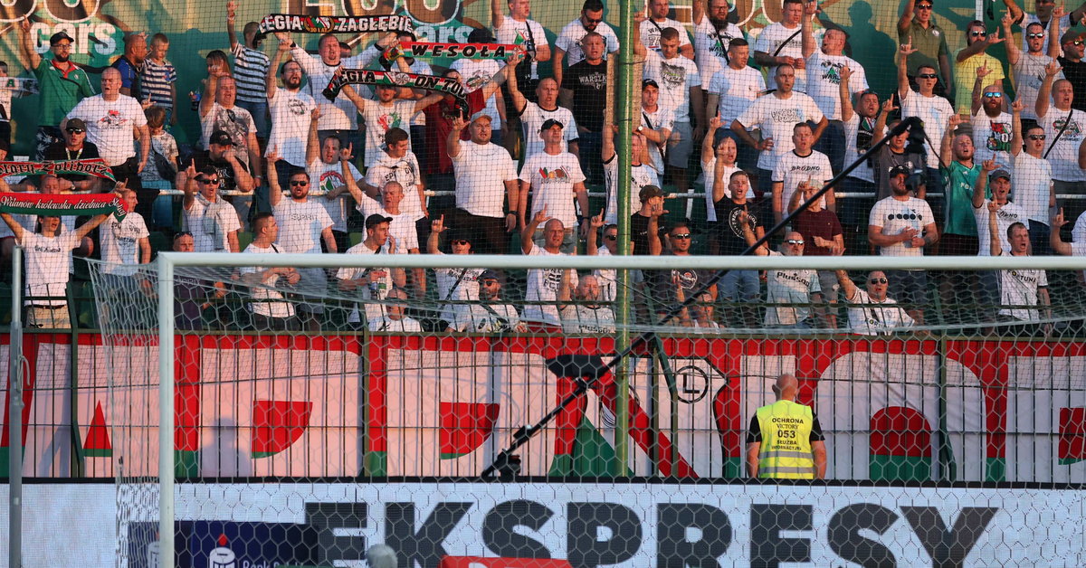 "Trzech kibiców wyskoczyło z samochodu". Dziadek i 13-letni wnuczek pobici w drodze na mecz