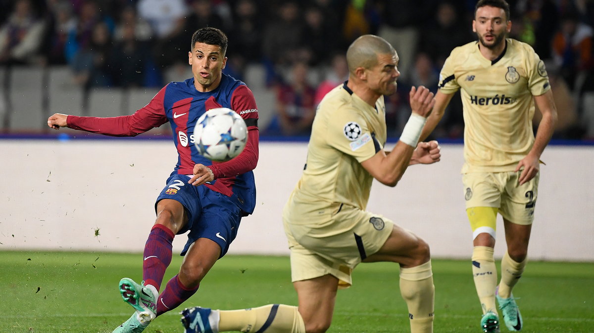 Joao Cancelo (z lewej) strzelił gola dla Barcelony i miał asystę w meczu z Porto