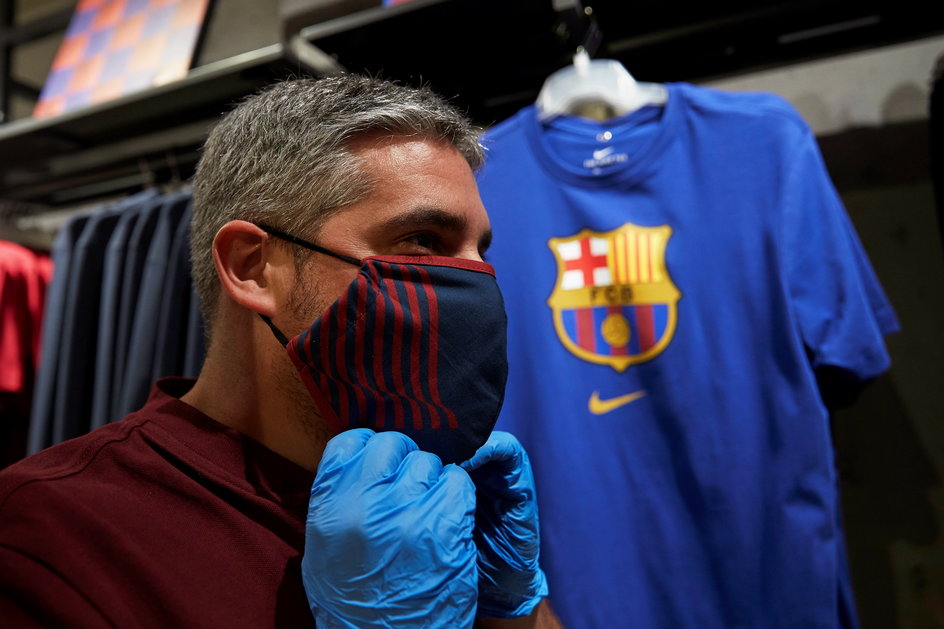 FC Barcelona sprzedaje klubowe maseczki w kilku wzorach
