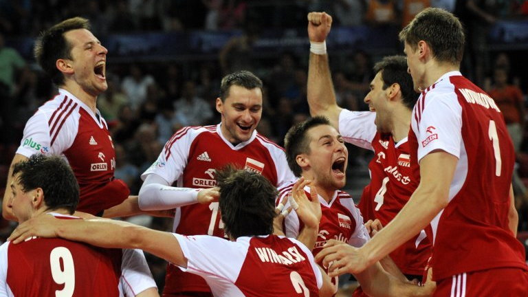 Reprezentanci Polski cieszą się po wygranej z USA w finale Ligi Światowej 2012