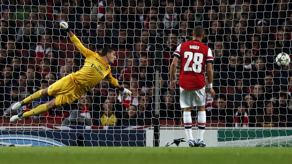 Vito Mannone (L)