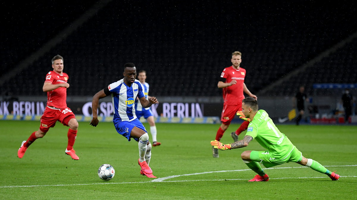 Dodi Lukebiakio (Hertha Berlin) i Rafał Gikiewicz (Union Berlin)